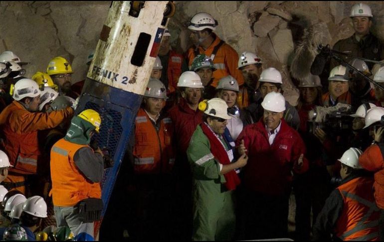 El último minero rescatado, Luiz Urzúa (i), saluda al presidente de Chile, Sebastián Piñera (d) el 13 de octubre de 2010 luego de llegar a la superficie dentro de la cápsula Fénix. EFE/ARCHIVO