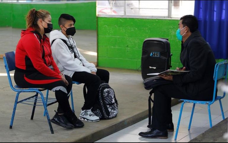 Un estudiante habla con un maestro este lunes en una escuela de la Ciudad de México. EFE/C. Ramírez