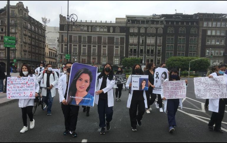 Doctores de la Escuela Nacional de Medicina de Politécnico Nacional protestan este domingo  por la muerte de la doctora Beatriz Hernández. SUN/V. Rosas
