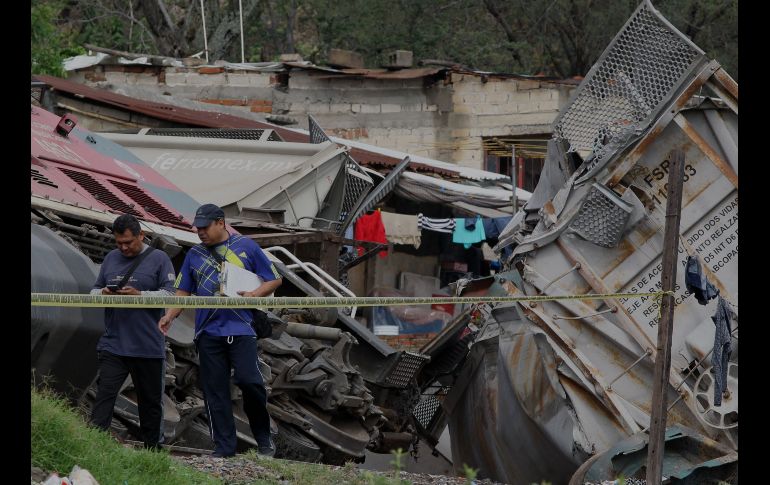 Vagones impactaron viviendas. AFP/U. Ruiz