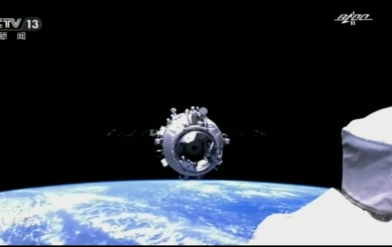 La nave Shenzhou-12 se aproxima al módulo espacial Tianhe para su acplamiento. Los astronautas permanecerán 3 meses en órbita, un récord. AP/CCTV