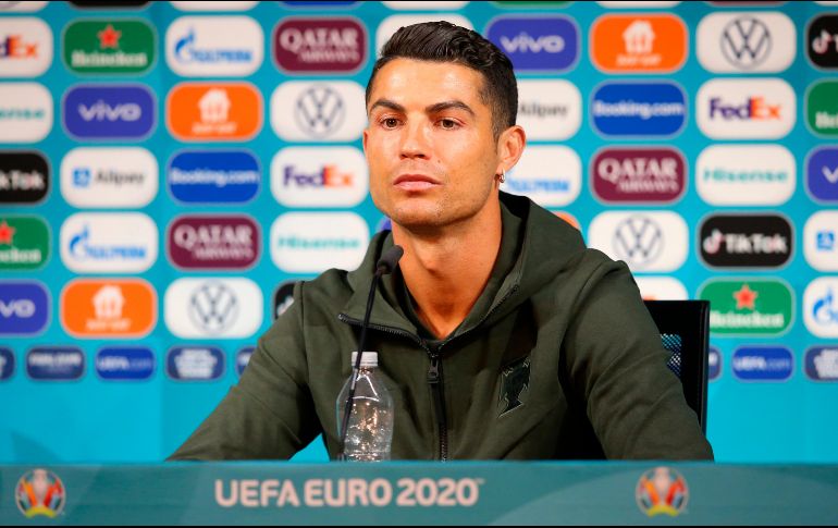 Los precios de las acciones de Coca-Cola bajaron esta semana y algunos lo atribuyeron al gesto de Cristiano Ronaldo, aunque no hay evidencia de que las dos cosas estuviesen relacionadas. EFE / UEFA