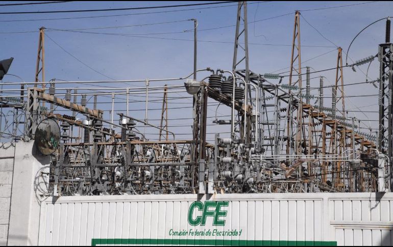 La disputa ocurre en medio de la reforma eléctrica que se promulgó México en mayo pasado, suspendida en el Poder Judicial, que prioriza las plantas de la CFE sobre las privadas de renovables. SUN/ARCHIVO
