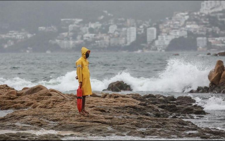 Un salvavidas vigila la playa por el paso de la depresión tropical 