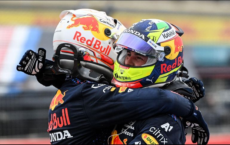 Max Verstappen (izquierda) celebra con “Checo” Pérez (derecha), después de finalizar el GP de Francia. AFP / C. Simon