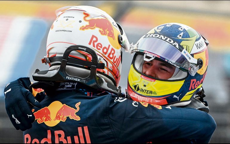LAPAREJA IDEAL. Tanto Max Verstappen como Sergio Pérez ejecutaron a la perfección la estrategia que Red Bull hizo en el Gran Premio de Francia, superando a Mercedes. AFP/ CSIMON