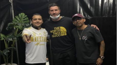 Algunos jugadores de la escuadra felina aprovecharon para tomarse una foto con Christian Nodal presumiendo la camiseta de los Tigres. INSTAGRAM/@10apg