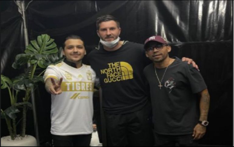 Algunos jugadores de la escuadra felina aprovecharon para tomarse una foto con Christian Nodal presumiendo la camiseta de los Tigres. INSTAGRAM/@10apg
