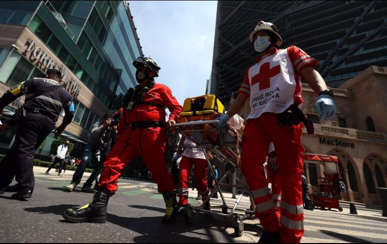 Personal de la Cruz Roja participa este lunes en el simulacro de sismo en la Ciudad de México. SUN/D. Sánchez
