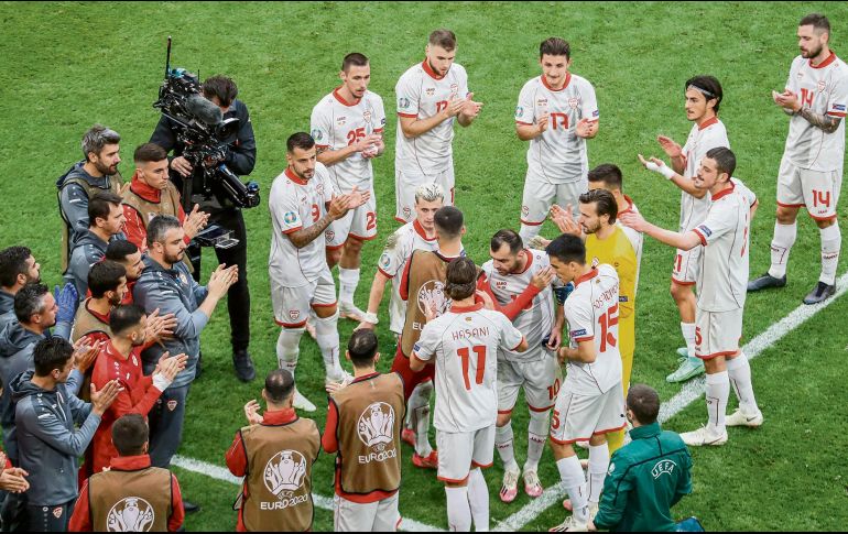 EL MOMENTO La foto del día fue la despedida de Pandev, quien su equipo le dijo adiós entre aplausos. XINHUA