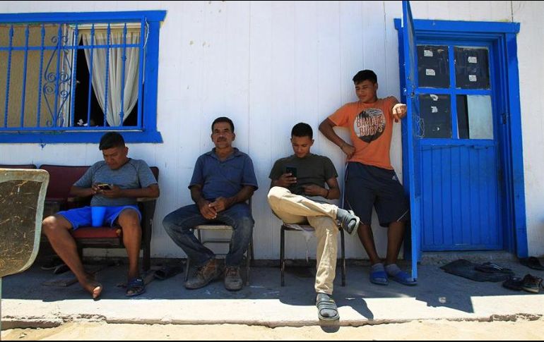 Migrantes centroamericanos en espera de solicitar asilo político en Estados Unidos, en el albergue 