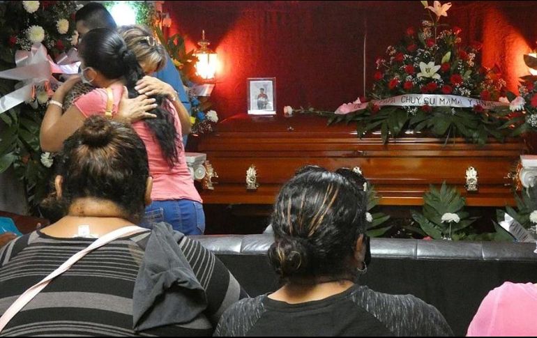 Familiares y amigos despiden a Ángel Fernando Ruiz Flores, joven fallecido durante el ataque de un comando armado en Reynosa. EFE/M. Juárez
