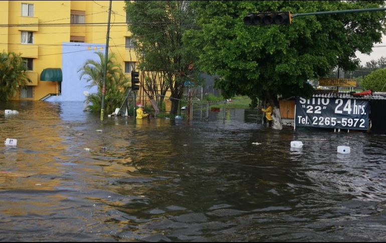 Recomiendan a la ciudadanía no exponerse y evitar cruzar zonas inundadas. EL INFORMADOR/ARCHIVO
