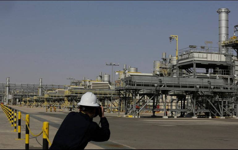 Además de la próxima reunión entre los países petroleros, el precio del energético incrementó por la baja en las reservas de EU. AP/A. Nabil
