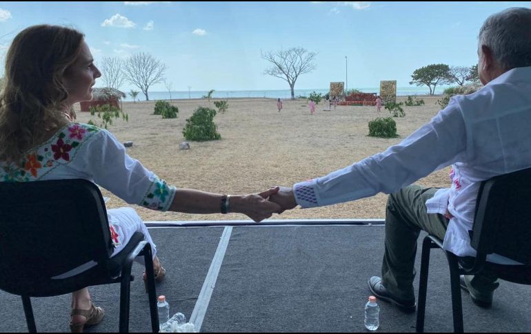 Gutiérrez Müller además comparte una fotografía en la que se le ve sentada junto a AMLO, tomados de la mano, frente a una playa, mientras ella lo mira a él, y el Presidente observa el horizonte. FACEBOOK / Beatriz Gutiérrez Müller