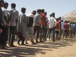 Refugiados etíopes hacen fila para recibir asistencia humanitaria en la región de Tigray. EFE/ARCHIVO