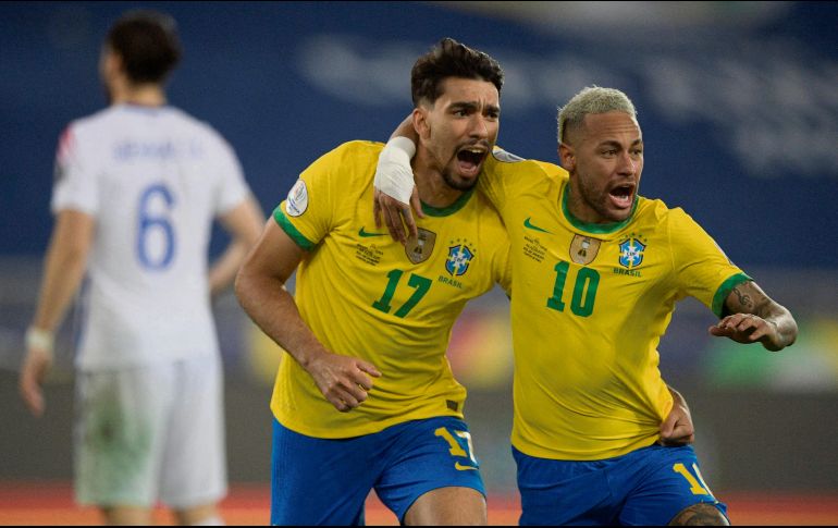 Lucas Paquetá grita junto a Neymar tras anotar a la correosa escuadra de Chile. AFP/C. De Souza