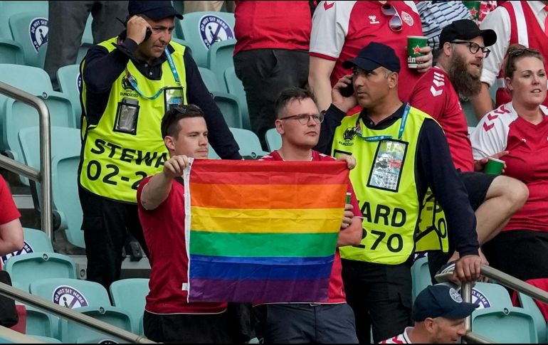 Agentes de seguridad retiraron banderas de arcoíris, símbolo de la comunidad LGTB, que se encontraban en las tribunas. AP / D. Vojinovic