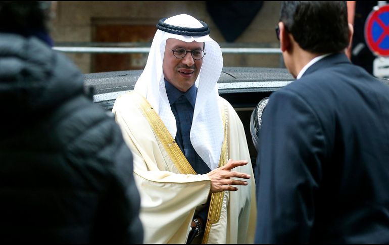 El príncipe Abdulaziz bin Salman Al-Saud, ministro de Energía de Arabia Saudita, arriba a la sede de la reunión en Viena, Austria. AP/R. Zak