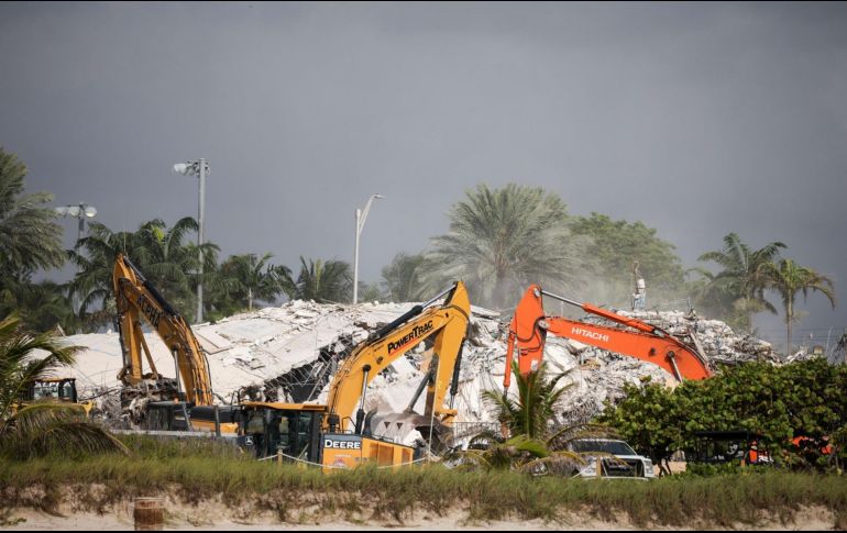 Rescatistas usan maquinaria para buscar entre los escombros en Surfside, Florida. AFP/A. Moneymaker