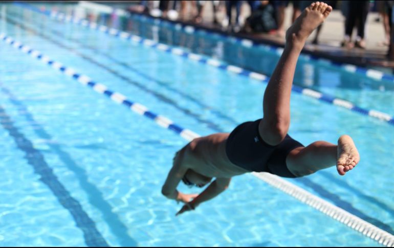 La natación es de las disciplinas más buscadas por los papás. ESPECIAL/Photo by Brian Matangelo on Unsplash.