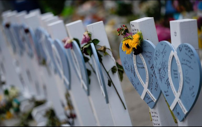 Flores y mensajes adornan estructuras de madera colocadas en honor de las víctimas cerca del edificio colapsado en Surfside, Florida. AP/R. Blackwell