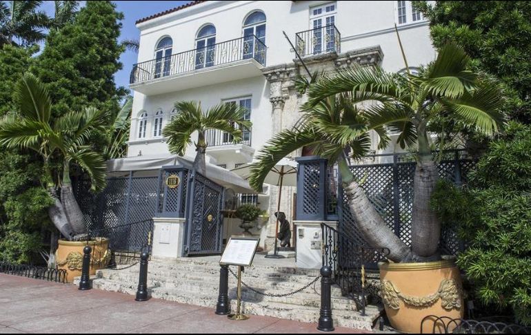 Vista de la fachada de la Villa Casa Casuarina, mansión donde vivió el diseñador italiano Gianni Versace, en Miami Beach. EFE/ARCHIVO