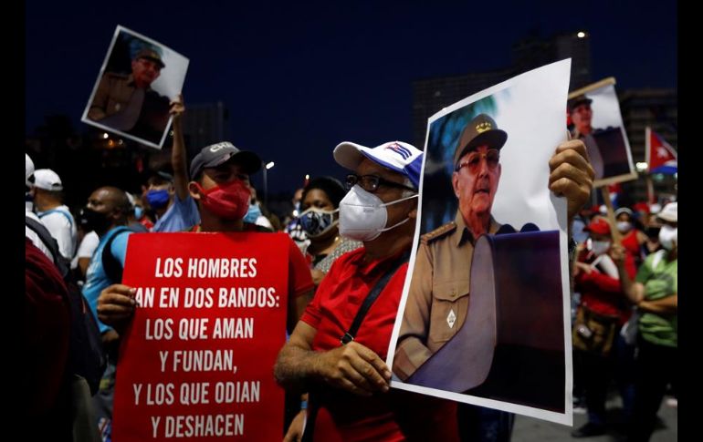 Miles de personas respondieron a la convocatoria en La Habana, y amanecieron junto al presidente Miguel Díaz-Canel y al líder jubilado Raúl Castro. EFE/Mastrascusa