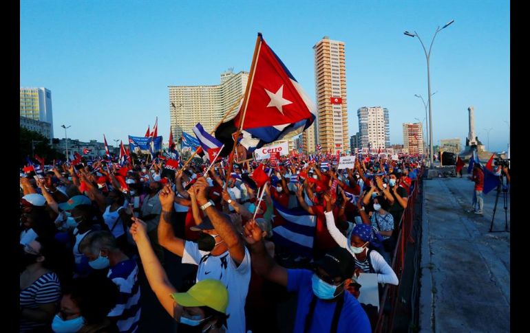 Miles de personas respondieron a la convocatoria en La Habana, y amanecieron junto al presidente Miguel Díaz-Canel y al líder jubilado Raúl Castro. EFE/Mastrascusa