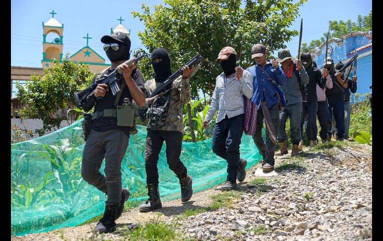 Integrantes del grupo de autodefensa Los Machetes se presentaron hoy ante 86 comunidades en el municipio de Pantelho,en Chiapas. EFE/C. López