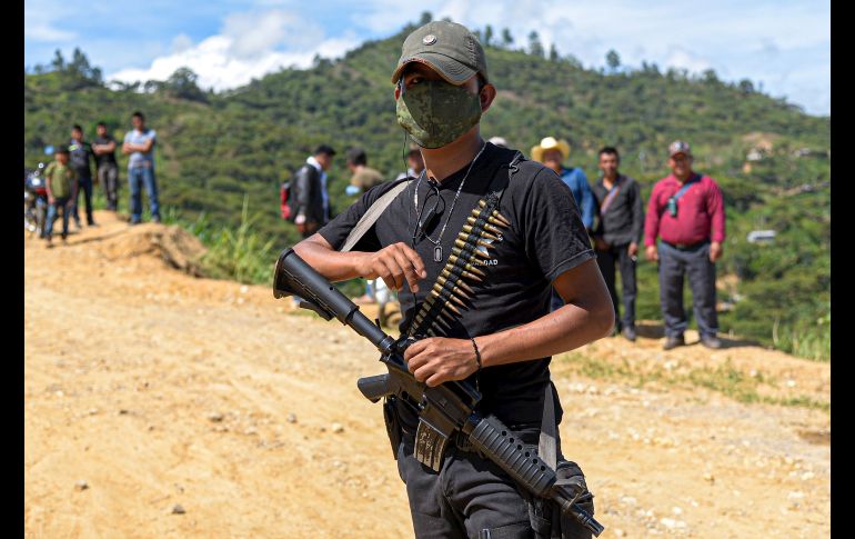 Integrantes del grupo de autodefensa Los Machetes se presentaron hoy ante 86 comunidades en el municipio de Pantelho,en Chiapas. EFE/C. López