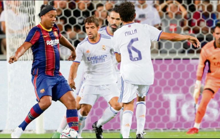 FILGRANA. Ronaldinho fue el más ovacionado. Se dio el lujo de desquiciar a los madridistas, como siempre lo hizo. EFE