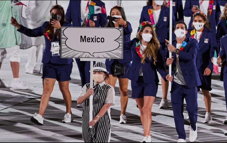 Gaby López y Rommel Pacheco portaron la Bandera de Mexico en la inauguración de los Juegos Olimpicos de Tokio 2020, hoy en el Estadio Olimpico. MEXSPORT/J. Martínez