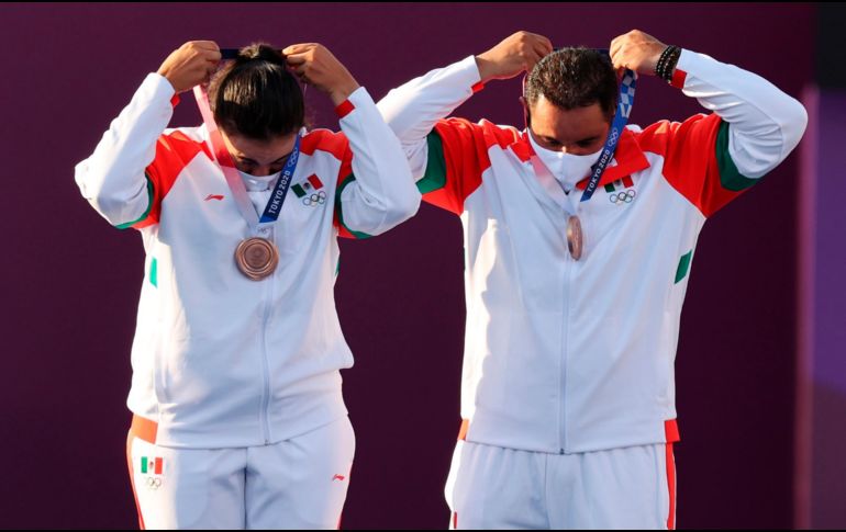 Nadie aplaudió más que ella cuando Alejandra Valencia y Luis Álvarez recibieron el bronce que marcó el inicio de la cuenta de metales para México en los Juegos Olímpicos de Tokio 2020. EFE / D. Azubel