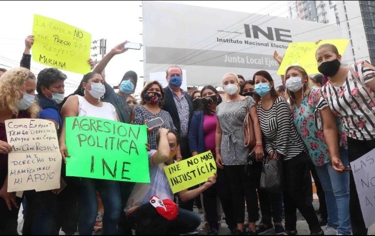 NUEVO LEÓN. Ciudadanos se manifestaron afuera de la junta local ejecutiva del INE en Monterrey, en apoyo a Samuel García, gobernador electo de Nuevo León. SUN