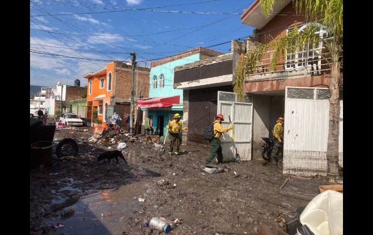 Un total de 290 elementos, 123 vehículos y un helicóptero se ha continuado con las labores de saneamiento de las viviendas tras las inundaciones en Zapopan. ESPECIAL/Gobierno de Zapopan