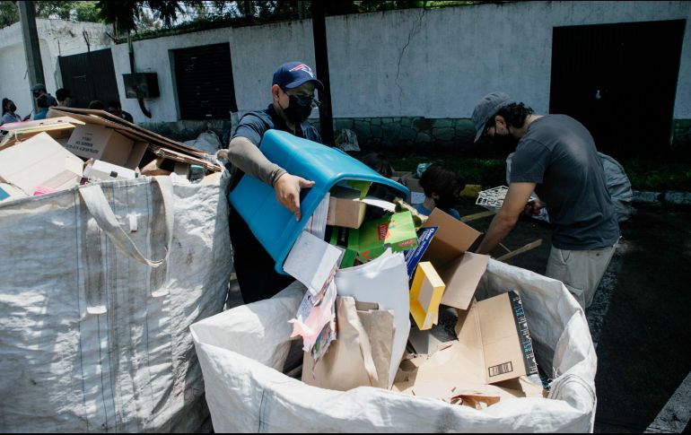 Uno de los puntos instalados todos los domingos es de la avenida Paseo de los Leones número 75, a donde pueden acudir las familias a dejar sus materiales para reciclaje. EL INFORMADOR/G. Gallo