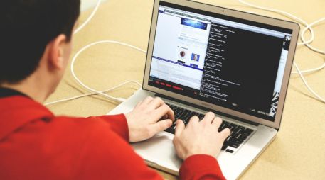 PRECAUCIÓN. Al navegar por la red es importante cuidar los datos personales. ESPECIAL