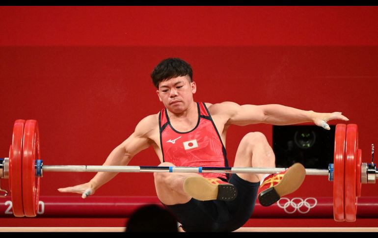 Yoichi Itokazu, de Japón, registró esta dolorosa caída en la competencia de levantamiento de pesas de 61 kilos. AFP/V. Pinto