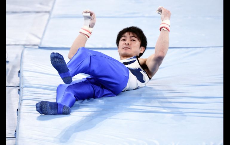 El gimnasta japonés Kohei Uchimura tuvo esta costosa caída de las barras horizantes en las clasificatorias. AFP/L. Venance
