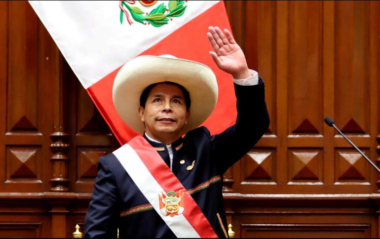 Pedro Castillo tras asumir hoy como nuevo presidente, en Lima. Llevó su clásico sombrero blanco de copa alta de su natal Cajamarca. EFE/ Presidencia de Perú