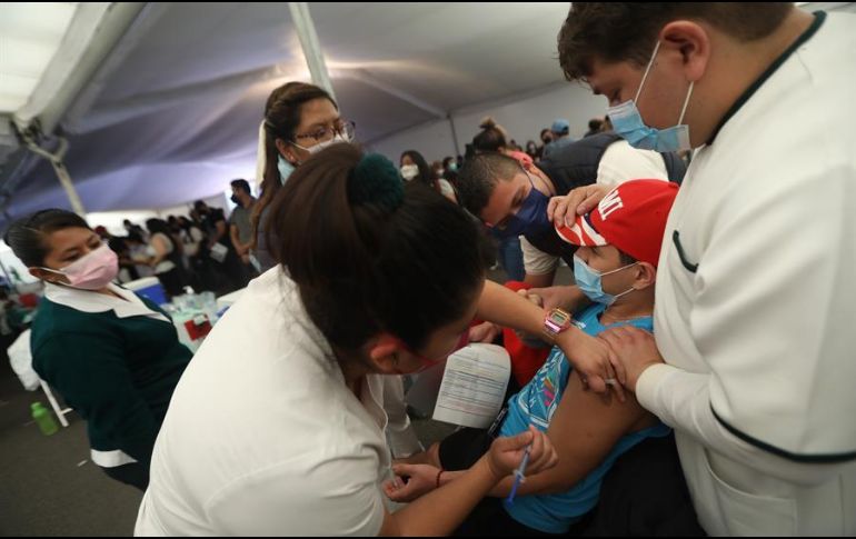 Personal de salud aplica la vacuna anticovid a jóvenes de 18 a 29 años en la Ciudad de México. EFE/S. Gutiérrez