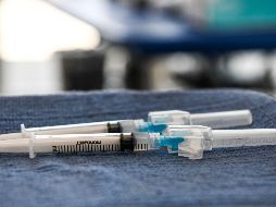 Autoridades dicen que las personas vacunadas contra el COVID-19 transmiten el virus aunque, al parecer, en un grado menor que las no inmunizadas. AFP / ARCHIVO