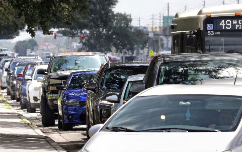 Largas filas de autos se observaban ayer en un sitio para pruebas de COVID-19 en modalidad drive in, en Orlando, Florida. AP/Orlando Sentinel/J. Burbank
