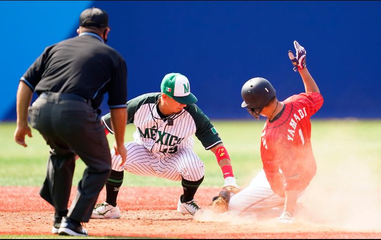 Tetsuto Yamada se roba la segunda base, defendida por Ramiro Peña. AP/M. Slocum