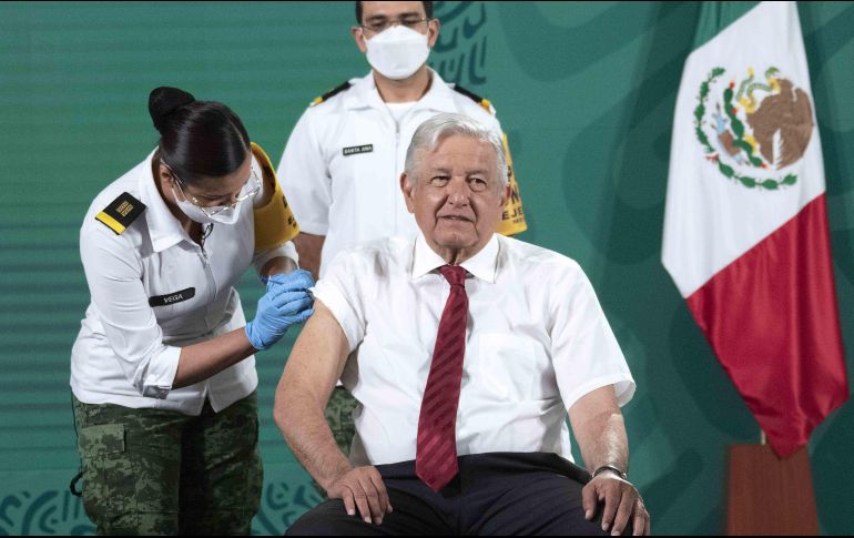 El Presidente Andrés Manuel López Obrador recordó que él recibió la vacuna de AstraZeneca, por lo que no tendría problemas para viajar a Estados Unidos. XINHUA