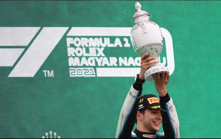 Ocon celebra su triunfo en el GP de Hungría. AFP / F. Isza