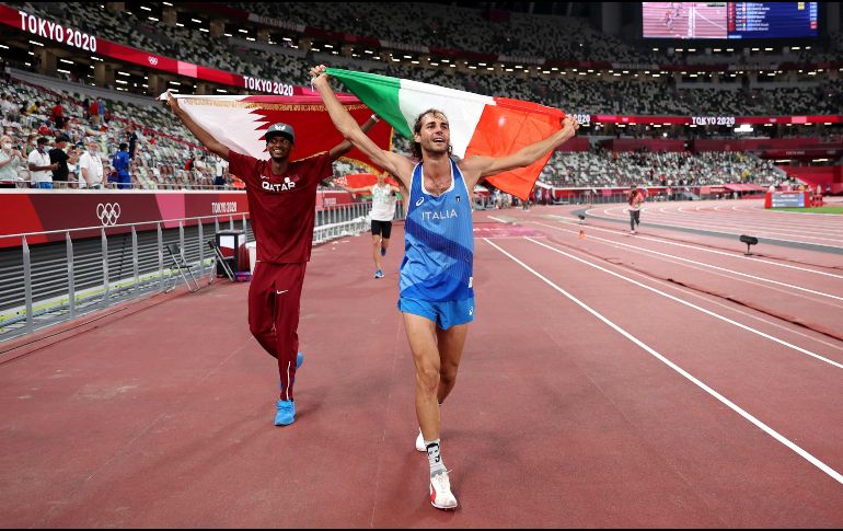 Los dos amigos se miraron, se estrecharon la mano y celebraron juntos el triunfo. AFP
