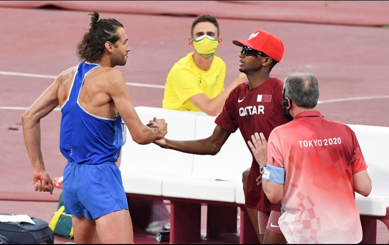 Los dos amigos se miraron, se estrecharon la mano y celebraron juntos el triunfo. AFP