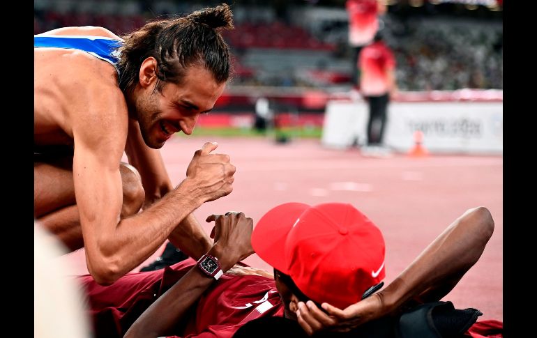 Los dos amigos se miraron, se estrecharon la mano y celebraron juntos el triunfo. EFE